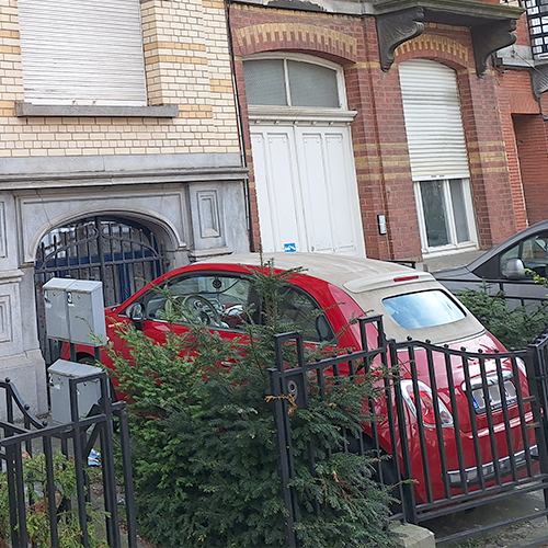 [CoBAT] Stationnement voiture devant maison bruxelloise